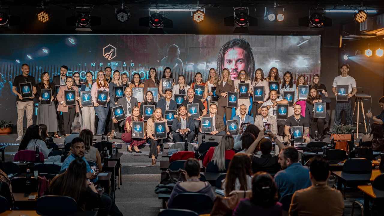 Turma da Imersão Escritório Sob Controle 2026 reunida no palco no encerramento dos dois dias, em Alphaville, São Paulo